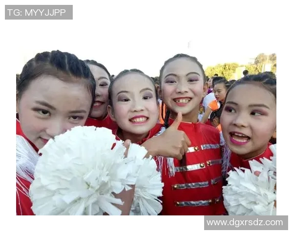 暗色头像下的足球明星女孩展现不一样的青春风采与梦想追逐