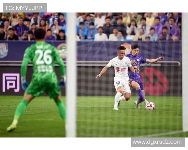 足球明星赛场上展现舞姿激情四溢引发球迷热烈欢呼与赞叹 足球明星赛场上展现舞姿激情四溢引发球迷热烈欢呼与赞叹