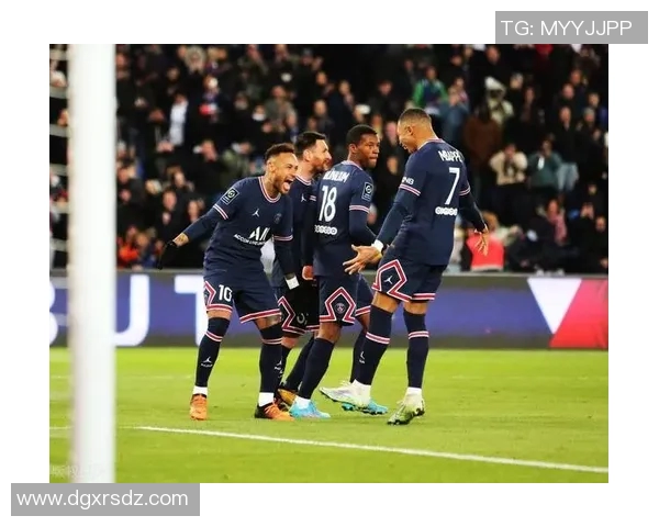 足球明星与女粉丝的秘密恋情曝光引发舆论热议与球迷失望