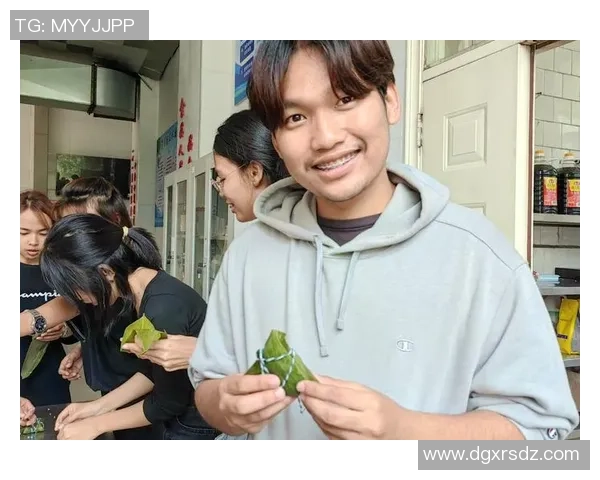 外国足球明星体验传统文化品尝粽子感受端午节的魅力与美味