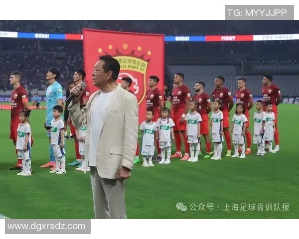 球场背后的英雄厉害的球童如何助力足球明星成就辉煌职业生涯